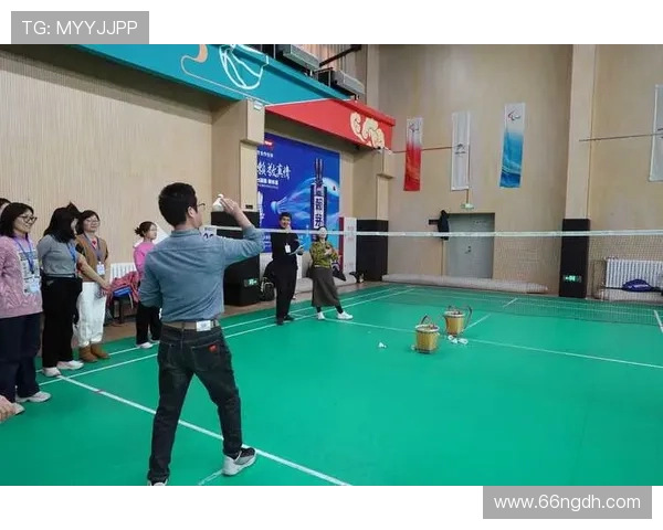 低视角羽毛球比赛：体验运动的全新视野与激情